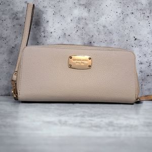 Michael kors wristlet wallet